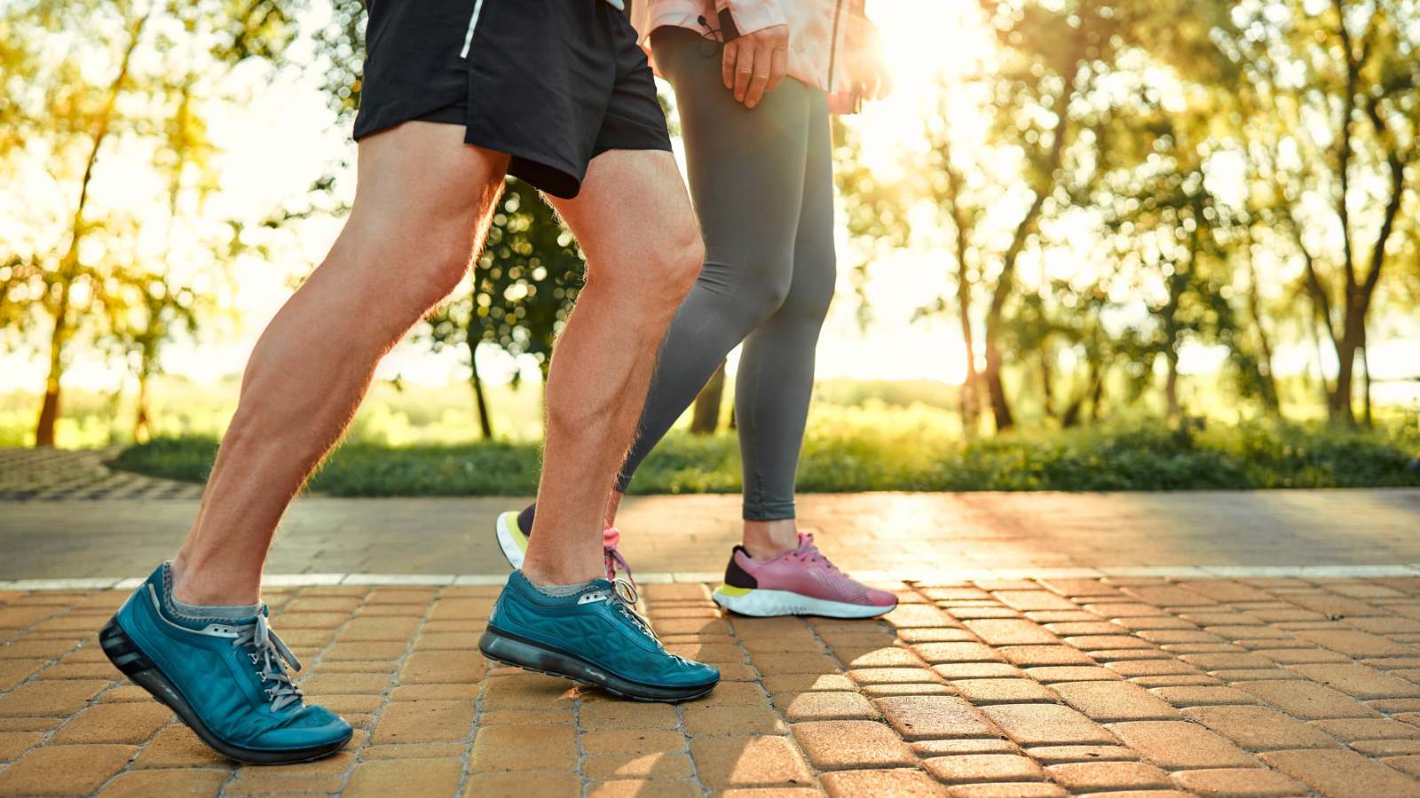 المشي الصباحي.. كيف يؤثر التوقيت على صحتك؟