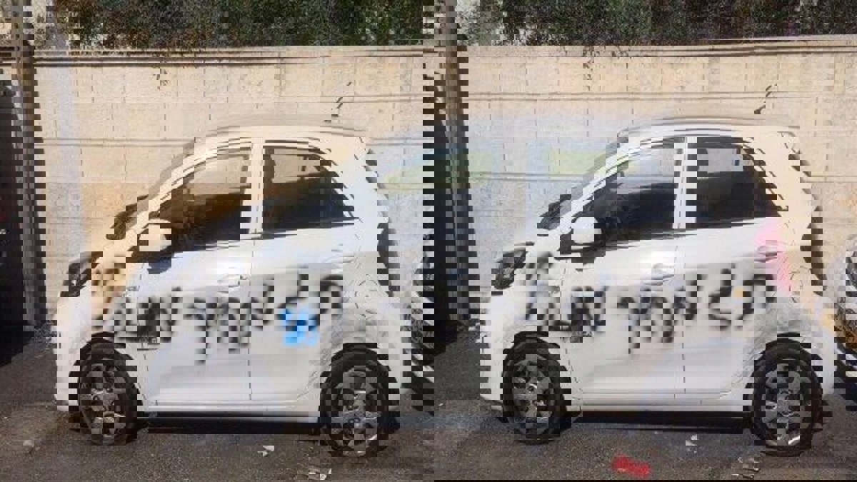 مستوطنون يحرقون ويعطبون مركبات فلسطينية بالضفة الغربية (صور)