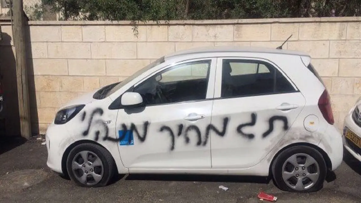 مستوطنون يحرقون ويعطبون مركبات فلسطينية بالضفة الغربية (صور)