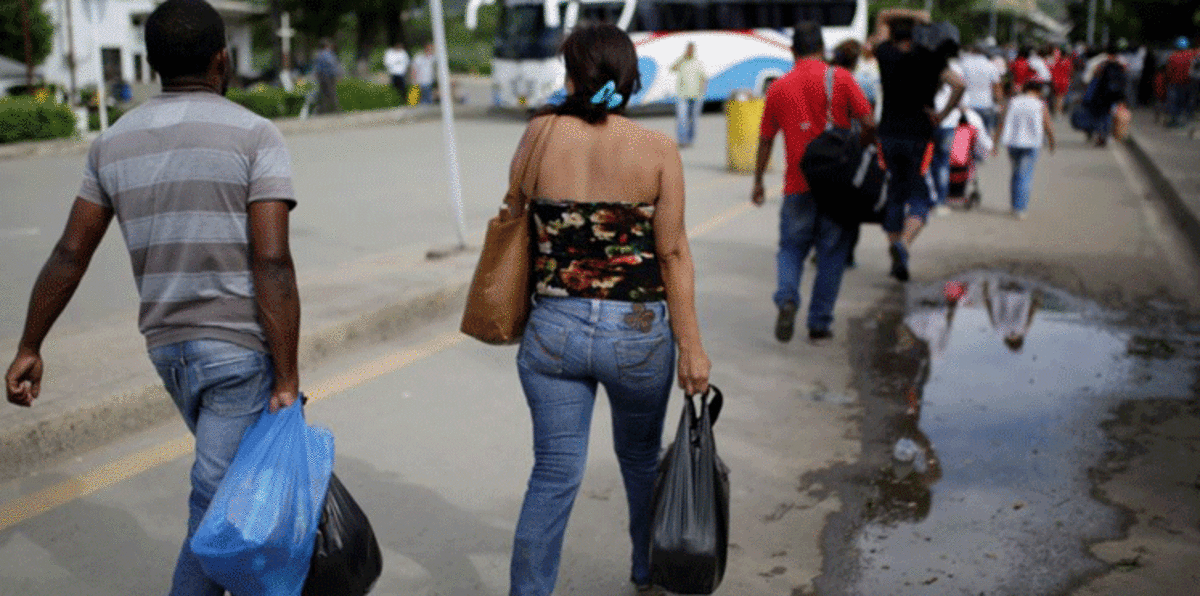 الجوع يضرب فنزويلا الغنية بالنفط.. نساؤها يعبرن الحدود إلى كولومبيا لبيع شعرهن بمبالغ زهيدة