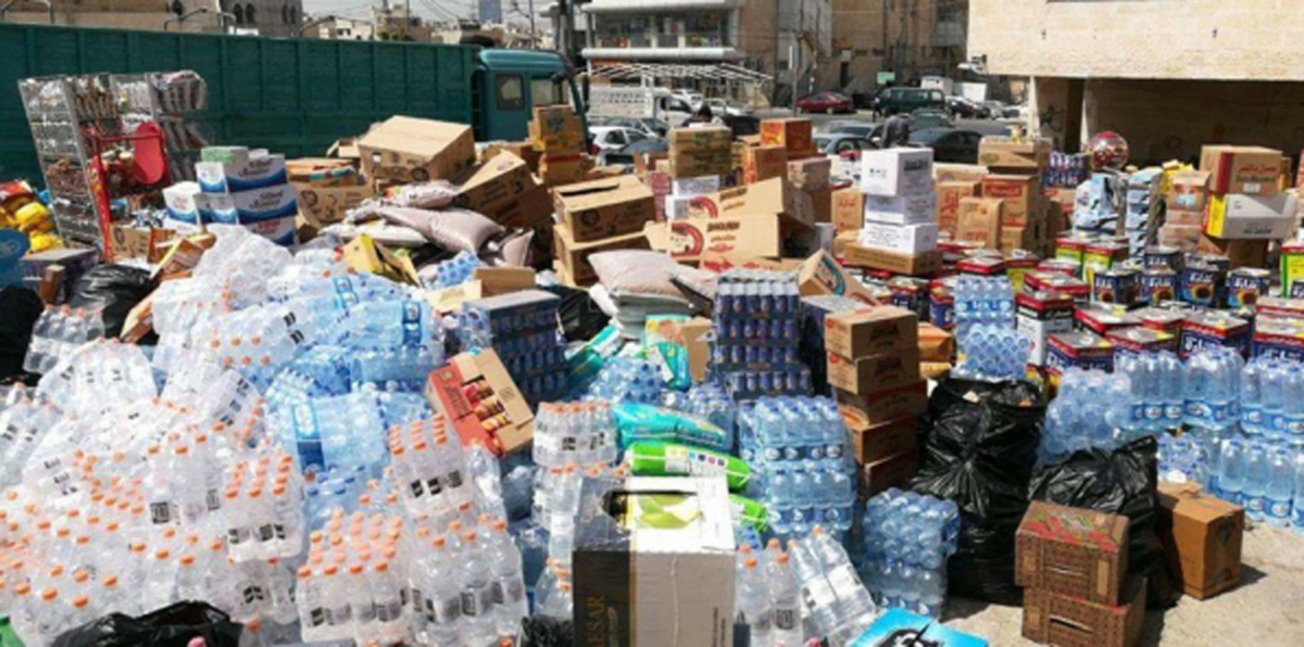 إخلاء مول تجاري في الأردن وإلقاء بضائعه في الشارع (صور)