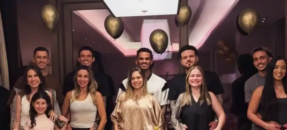 احتفال غالينو وزوجته مع لاعبي الأهلي السعودي الأجانب