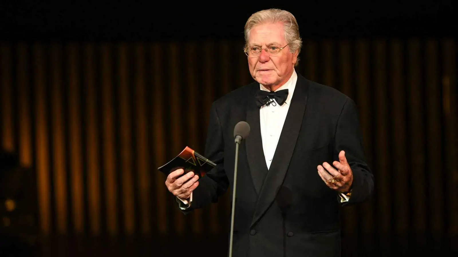 بلحظة طريفة.. "شهريار" يجمع حسين فهمي وياسر جلال (فيديو)