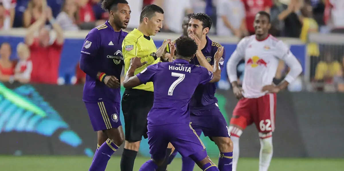 "تقنية الفيديو" تتسبب في تلقي كاكا أغرب حالة طرد في الدوري الأمريكي (فيديو)