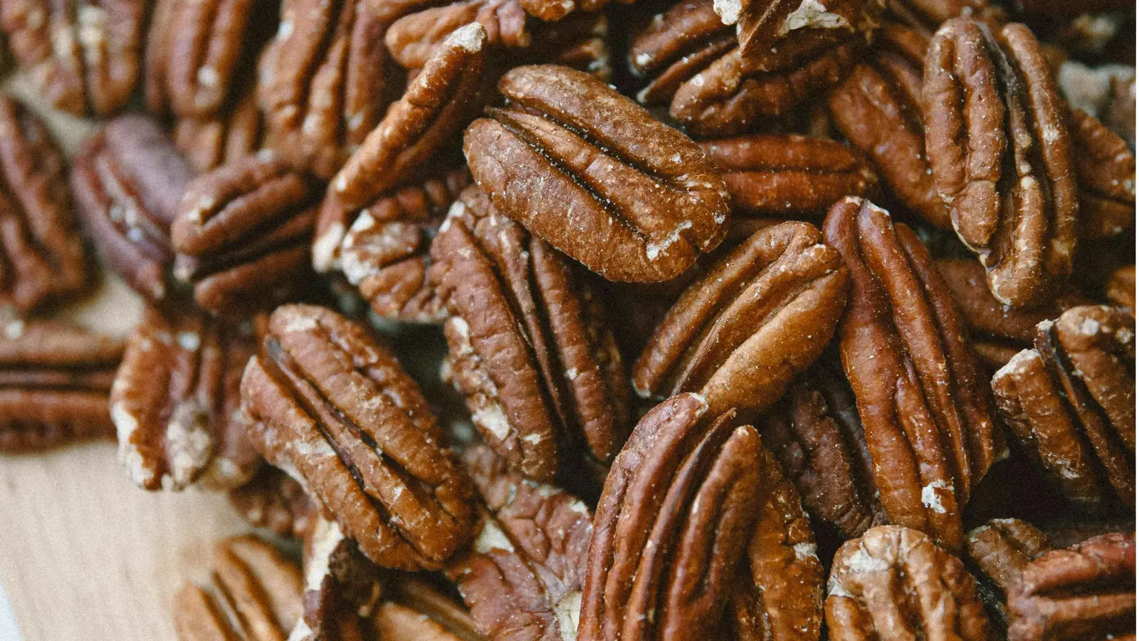 جوز البقان.. مفتاح لتحسين مستويات الكوليسترول وصحة القلب