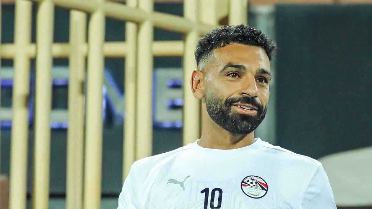 هدية ثمينة.. محمد صلاح يفاجئ أحدث المنضمين لمنتخب مصر (صورة)