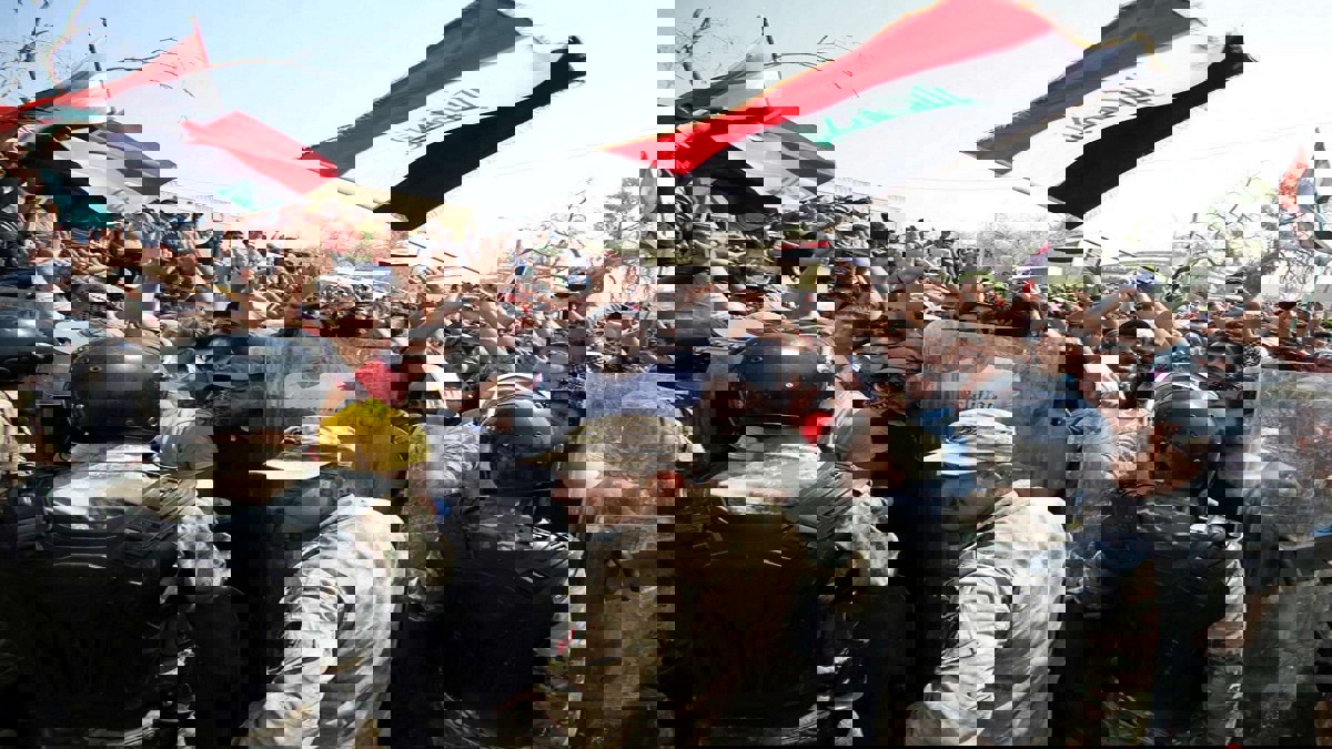 وسط عدم ترحيب مجلس العشائر.. رئيس وزراء العراق يصل إلى البصرة لاحتواء الاحتجاجات