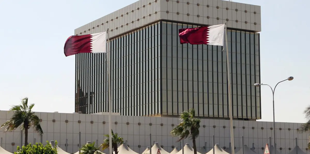 بلومبيرغ: انهيار الريال القطري إلى 3,8 % مقابل الدولار في أدنى سعر له منذ 1988