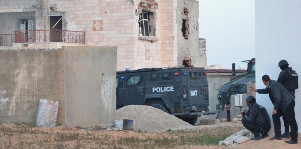 تونس.. إصابة 5 من رجال الأمن باشتباك مسلّح في بنقردان