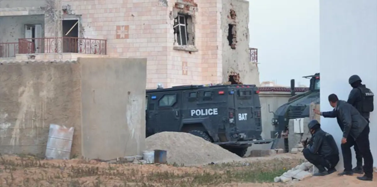 تونس.. إصابة 5 من رجال الأمن باشتباك مسلّح في بنقردان