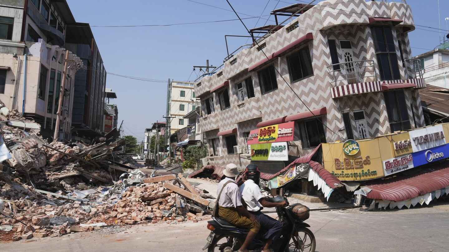 بعد 3 أيام تحت الأنقاض.. انتشال 3 ناجين من زلزال ميانمار (فيديو)