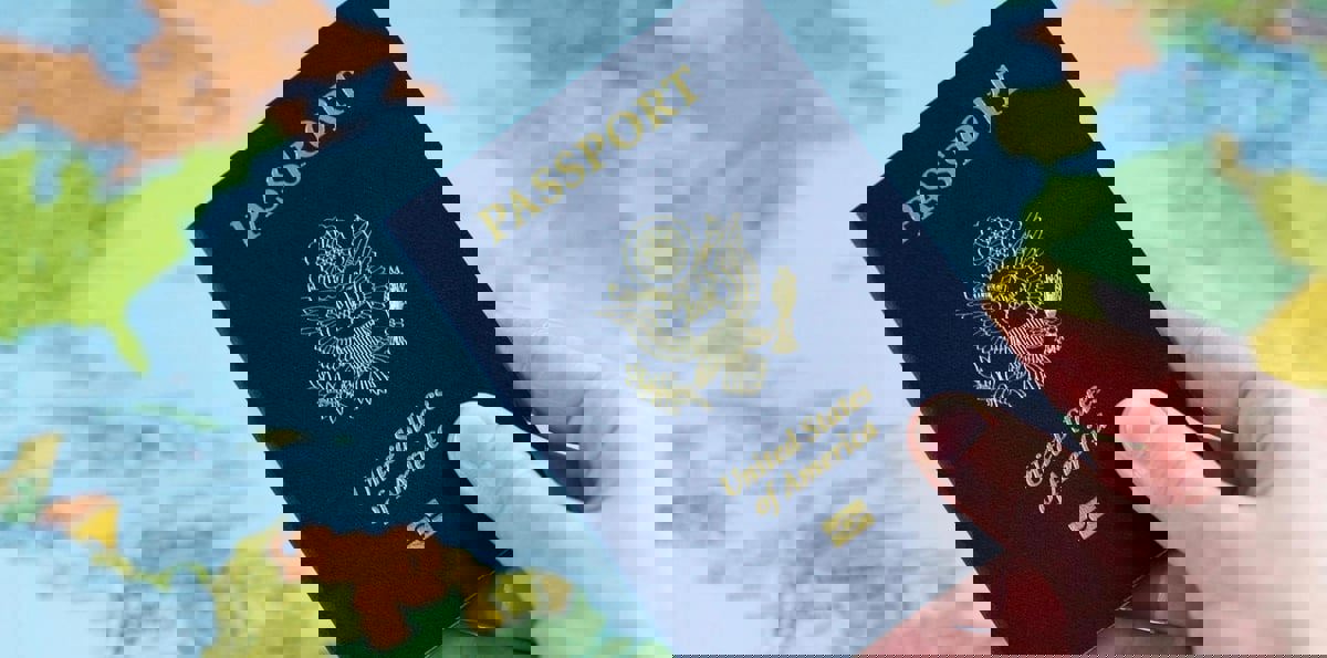 إيران تعاقب مسؤولًا بارزًا طلب الجنسية الأمريكية