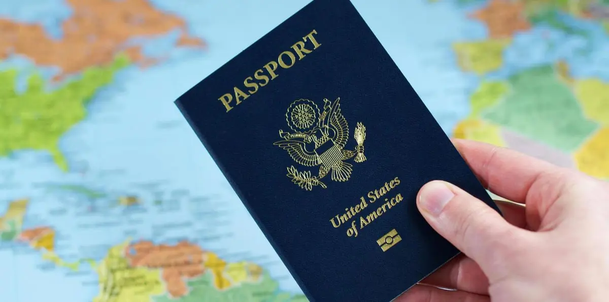 إيران تعاقب مسؤولًا بارزًا طلب الجنسية الأمريكية