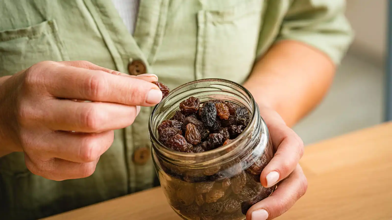 إليك كمية الفواكه المجففة التي يجب تناولها يوميا