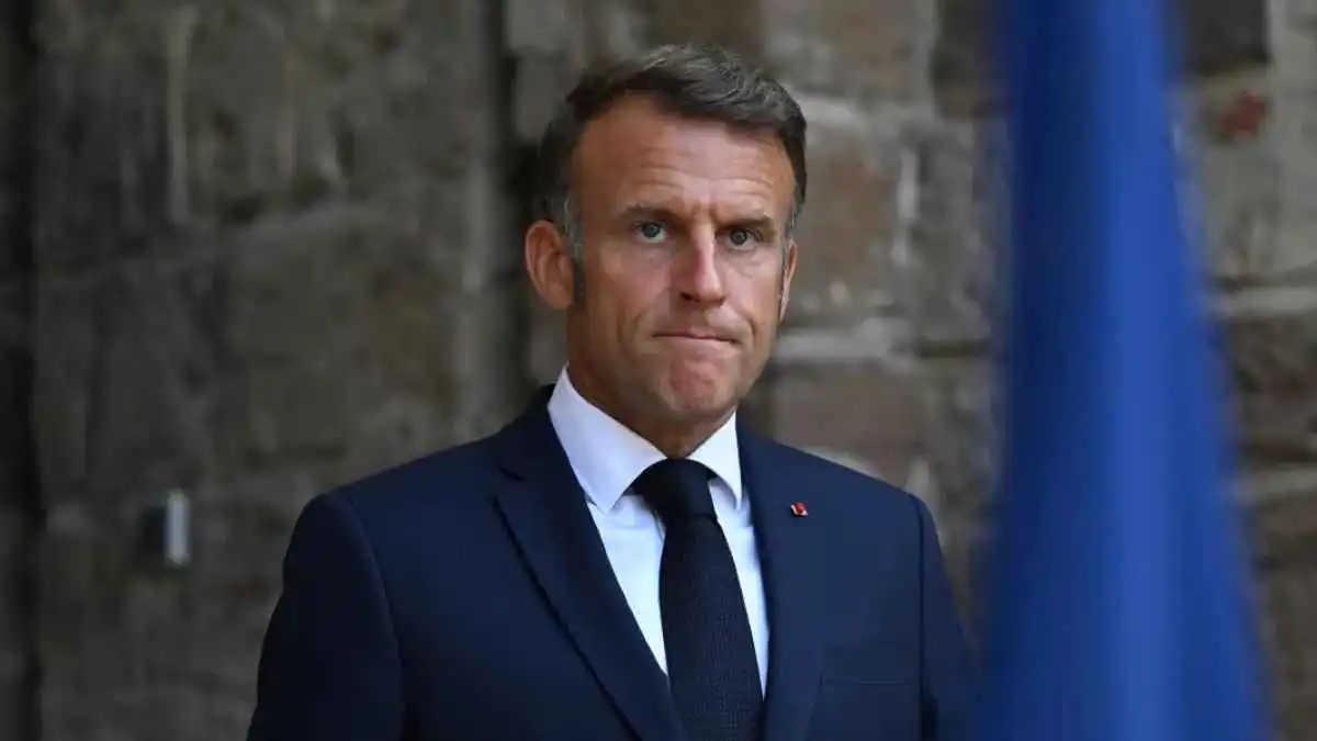 يحاصره الوقت وتهديدات الخصوم.. هل يُخاطر ماكرون بحل البرلمان؟