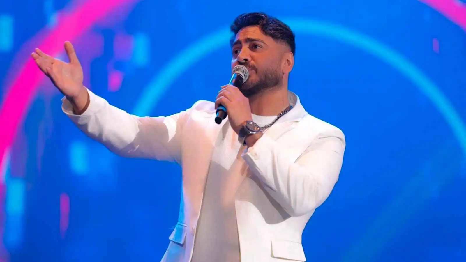 مشاهدات مليونية.. تامر حسني يحيي "زفافا عالميا" لعريس مصري (فيديو)