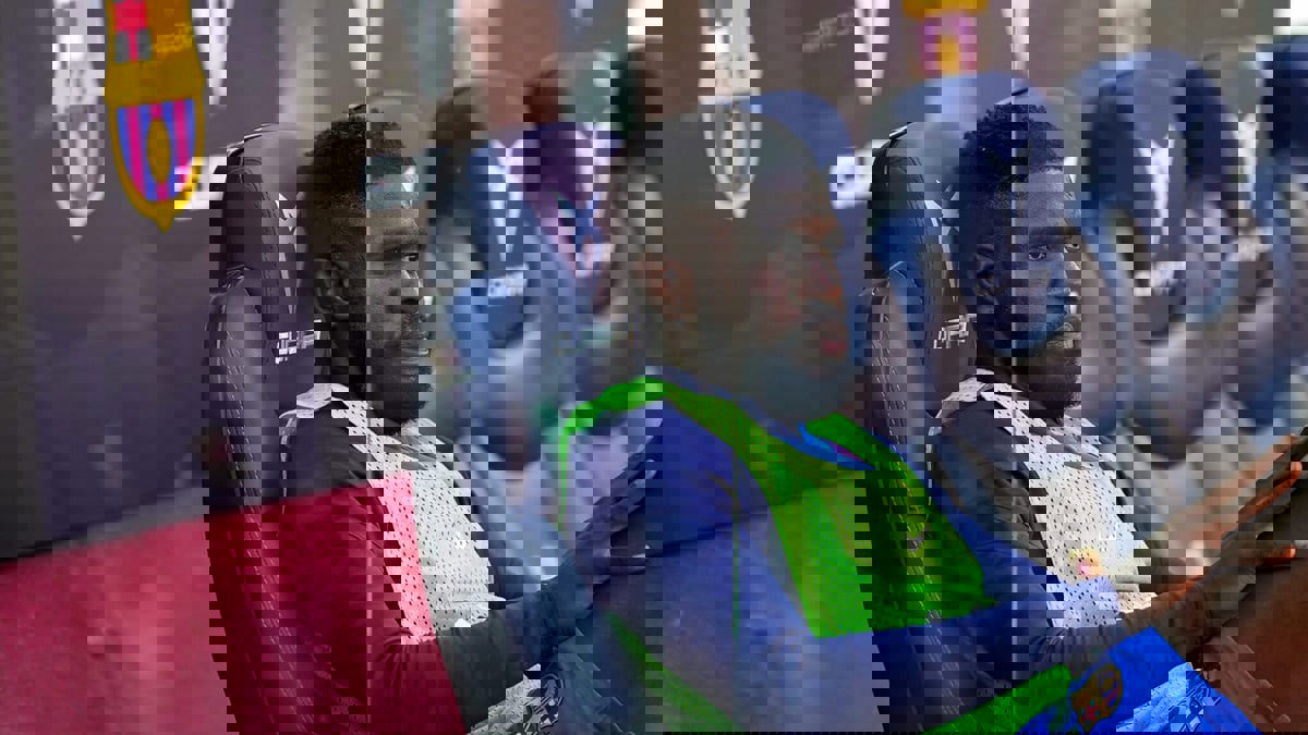 نزل من السيارة ووبخهم.. أومتيتي يحاول دهس مشجعين اعترضوا طريقه (فيديو)