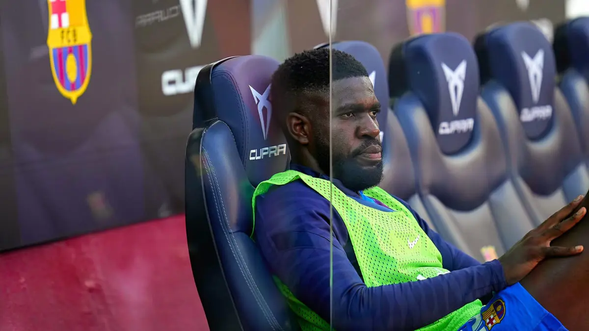 نزل من السيارة ووبخهم.. أومتيتي يحاول دهس مشجعين اعترضوا طريقه (فيديو)