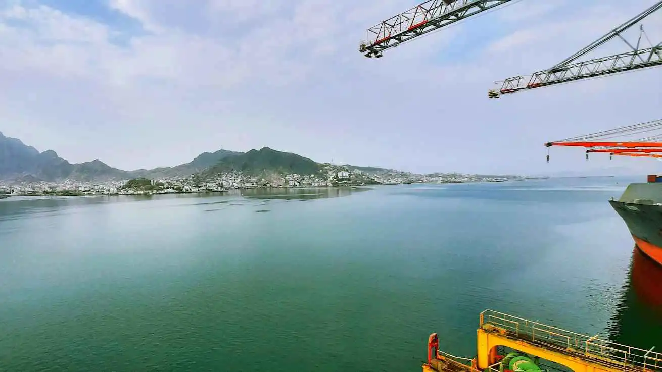 اليمن.. ضبط شحنة "ضخمة" من الأسلحة التابعة للحوثيين في ميناء عدن