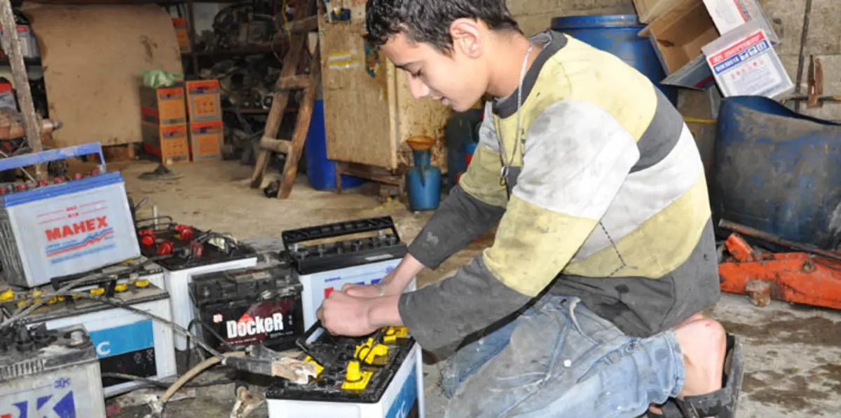 أطفال حلب يتلقون دروسًا عن الألغام والعبوات الناسفة (صور)