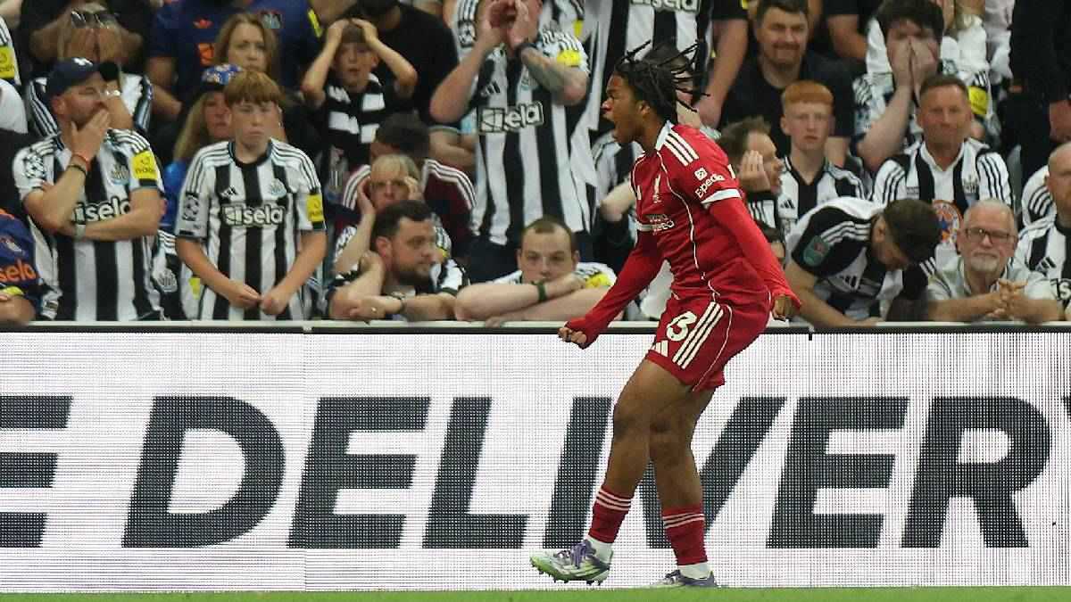 صلاح مثله الأعلى وسرقه من تشيلسي.. مَن نغوموها "منقذ" ليفربول؟