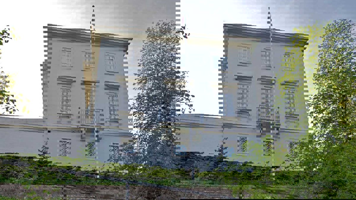 النرويج تتهم دبلوماسيا إيرانيا بمحاولة اغتيال ناشر "آيات شيطانية"