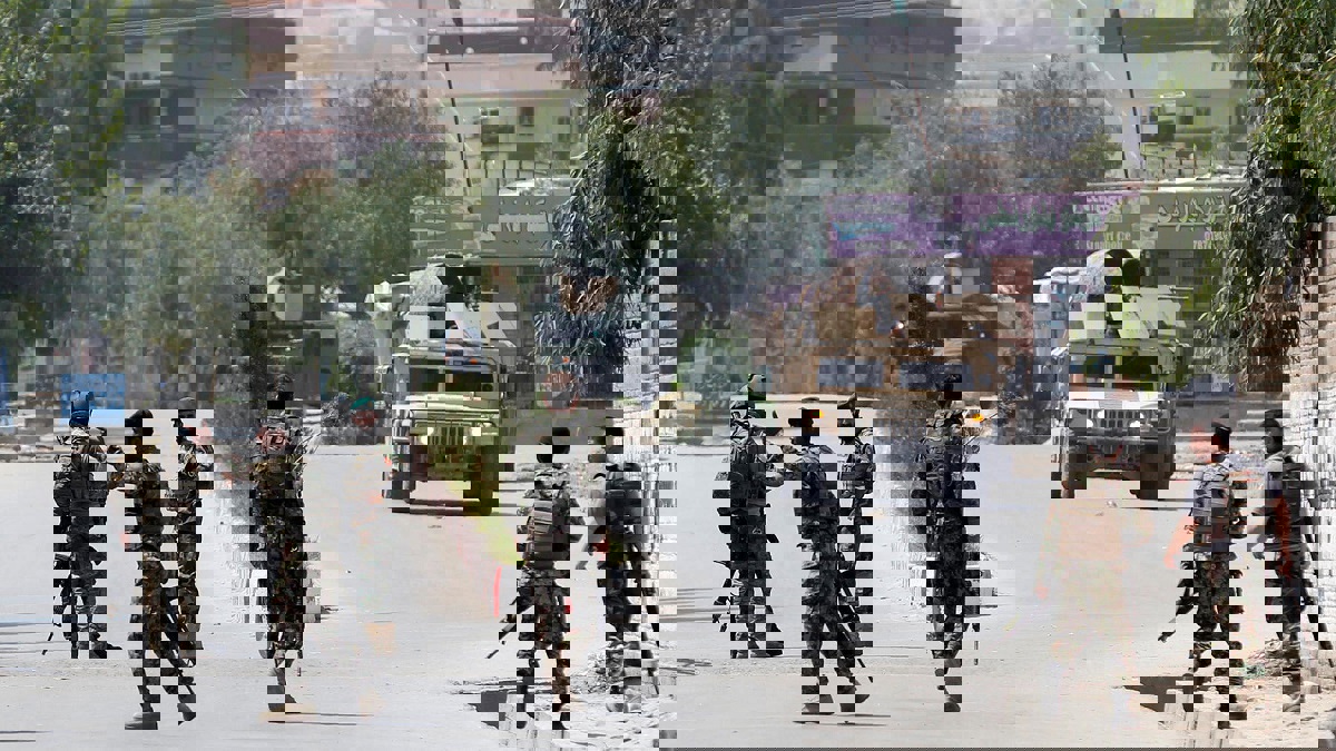 انتحاري يفجر نفسه خارج قاعدة أمريكية رئيسة في أفغانستان