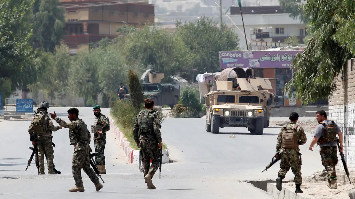 انتحاري يفجر نفسه خارج قاعدة أمريكية رئيسة في أفغانستان