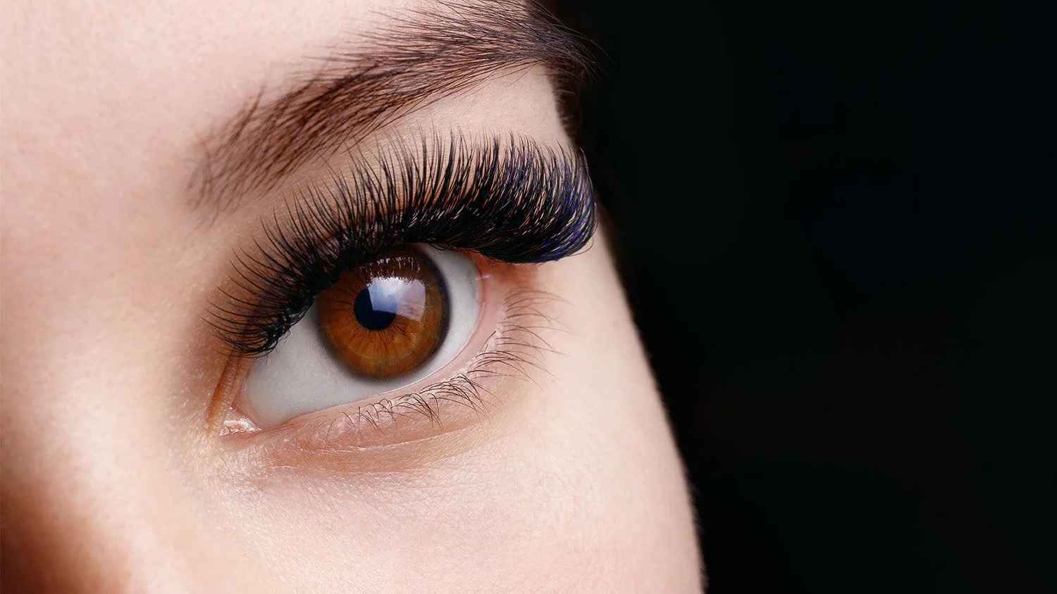 "الرموش الدائمة".. ضريبة باهظة لإطلالتها "الساحرة"