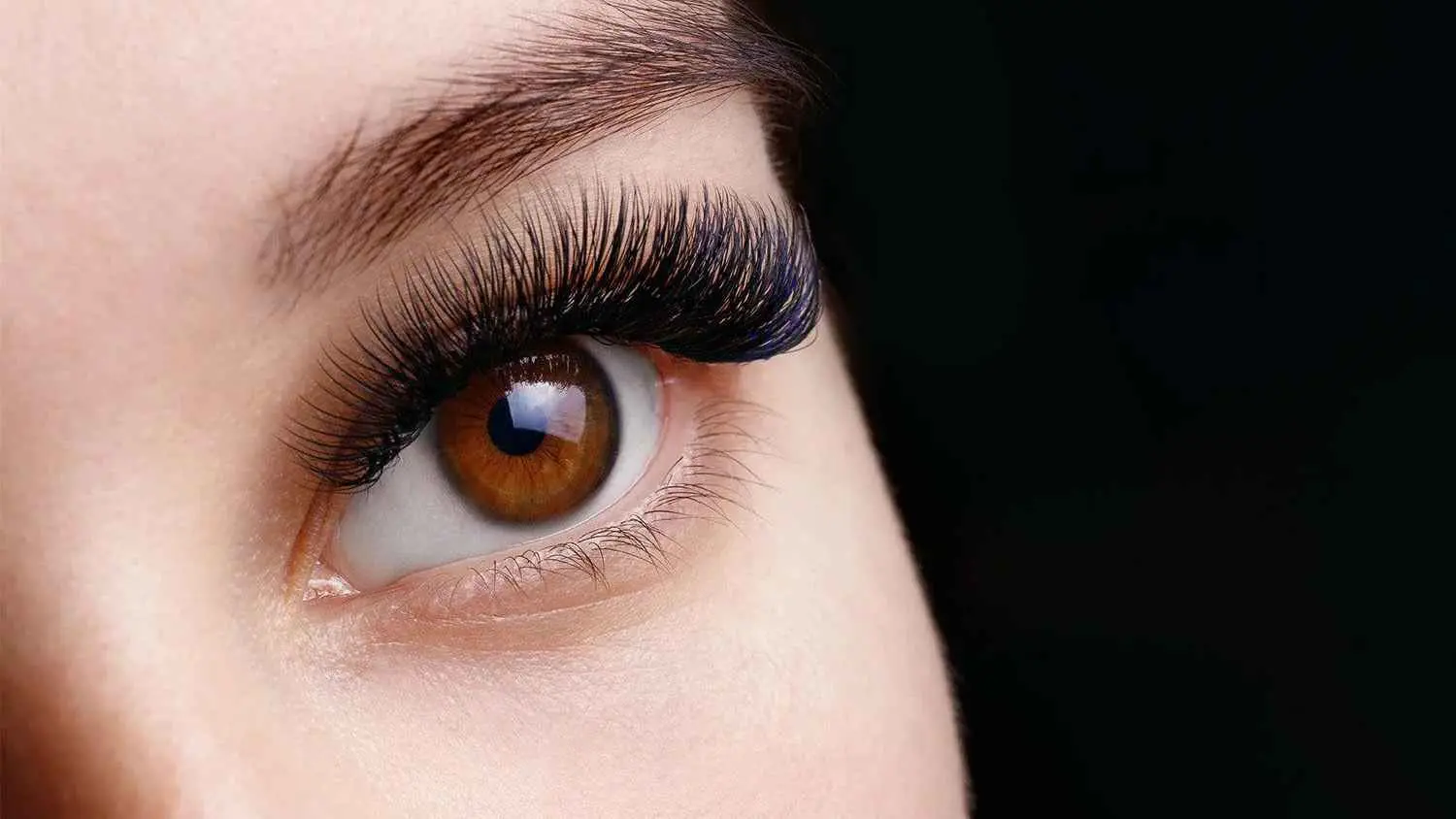 "الرموش الدائمة".. ضريبة باهظة لإطلالتها "الساحرة"