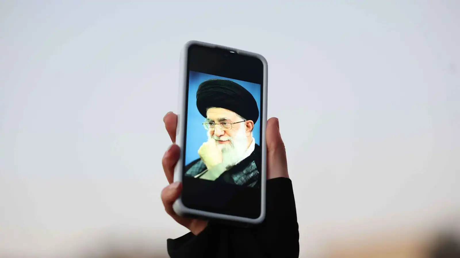 قادة إيران في عزلة رقمية.. الاختراق يفرض أنماط تواصل بدائية