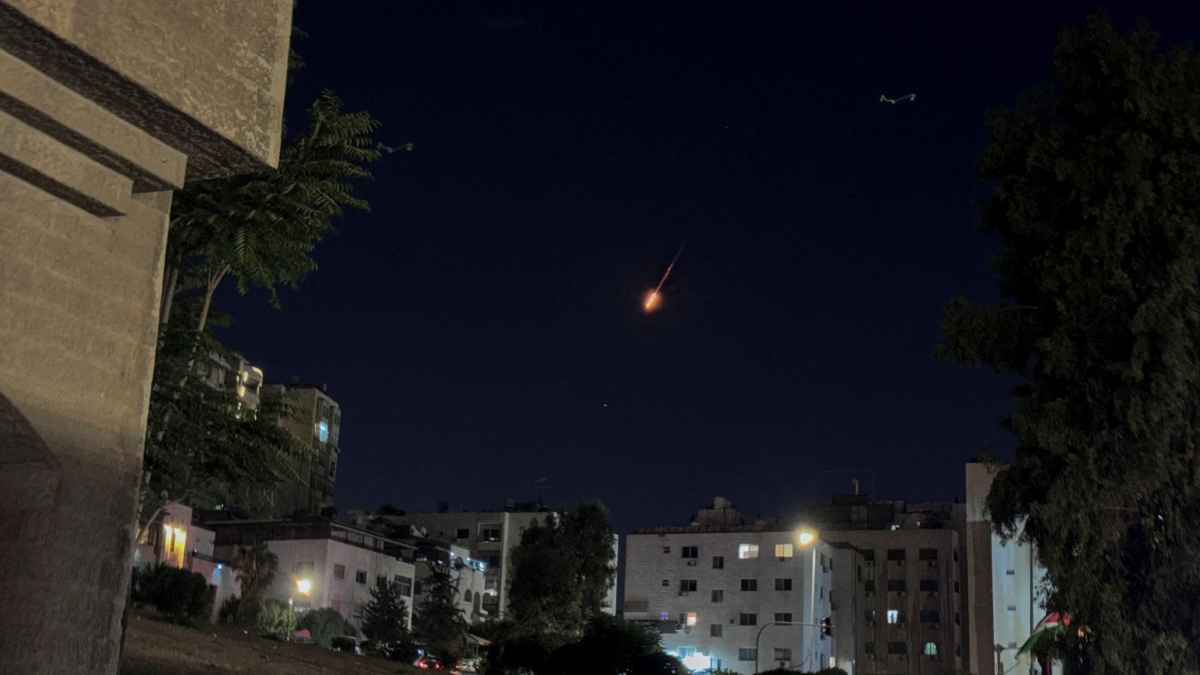 خبراء: تعمد إيران إطلاق الصواريخ عبر أجواء الأردن يهدف لإحراج المملكة