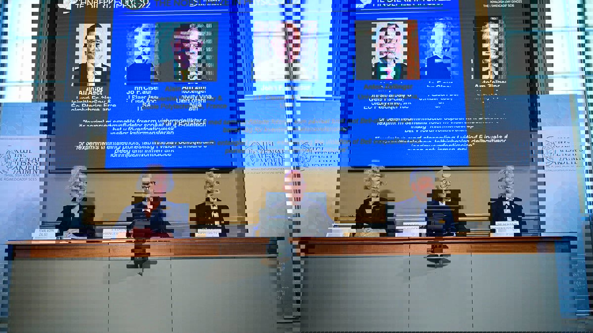 3 فائزين بجائزة نوبل للفيزياء