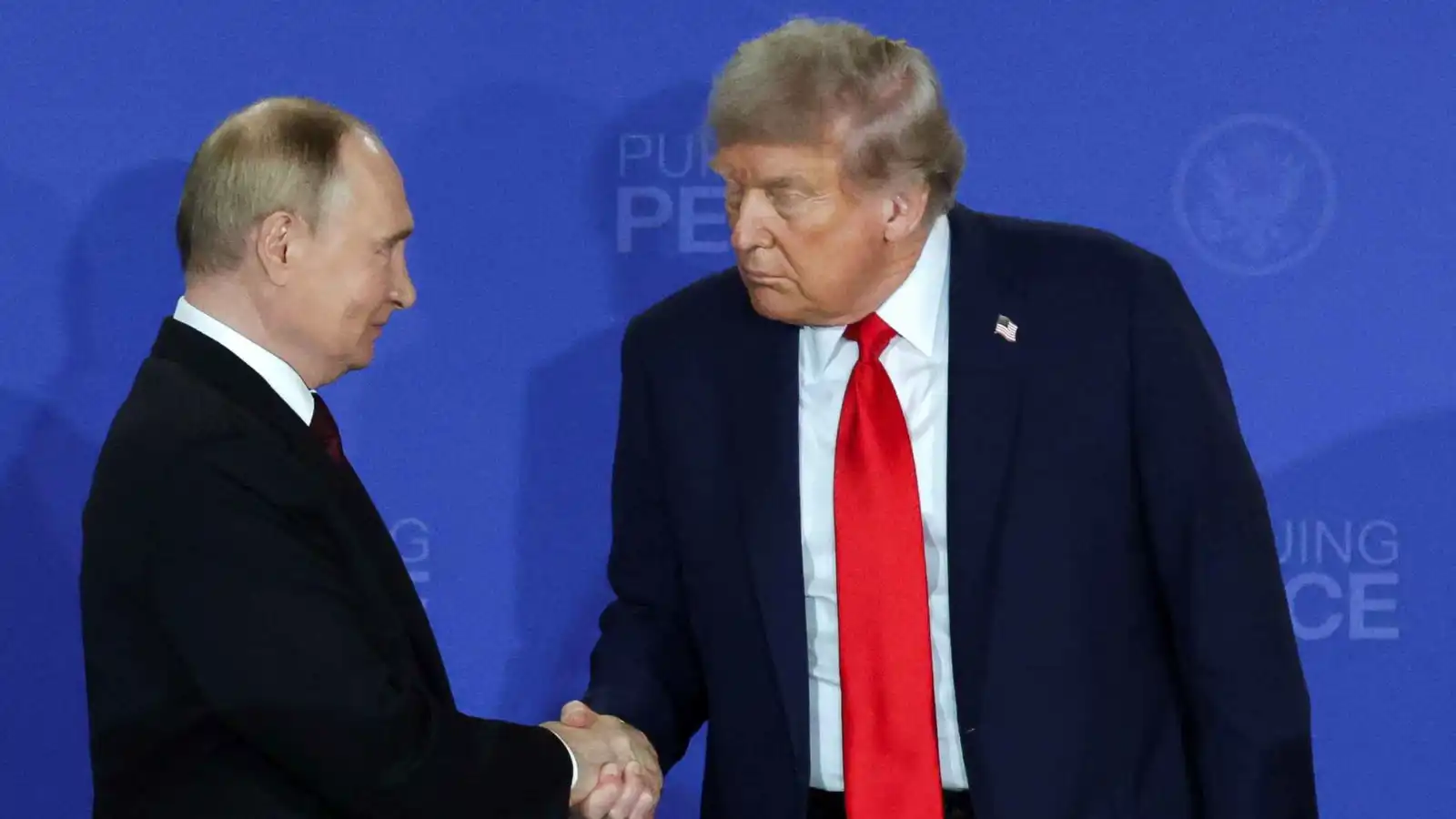 بعد لقاء بوتين.. ترامب يؤجل فرض رسوم على مشتري النفط الروسي