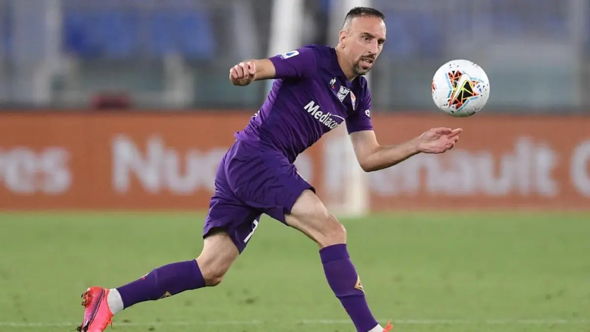 فرانك ريبيري يهدد بالرحيل عن فيورنتينا بعد سرقة منزله (فيديو)