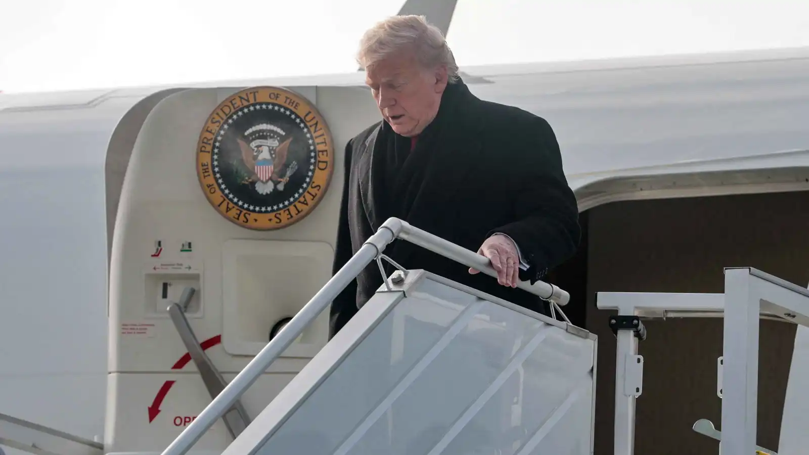 بعد رحلة "مثيرة".. ترامب يصل إلى زوريخ للمشاركة في منتدى دافوس (فيديو)