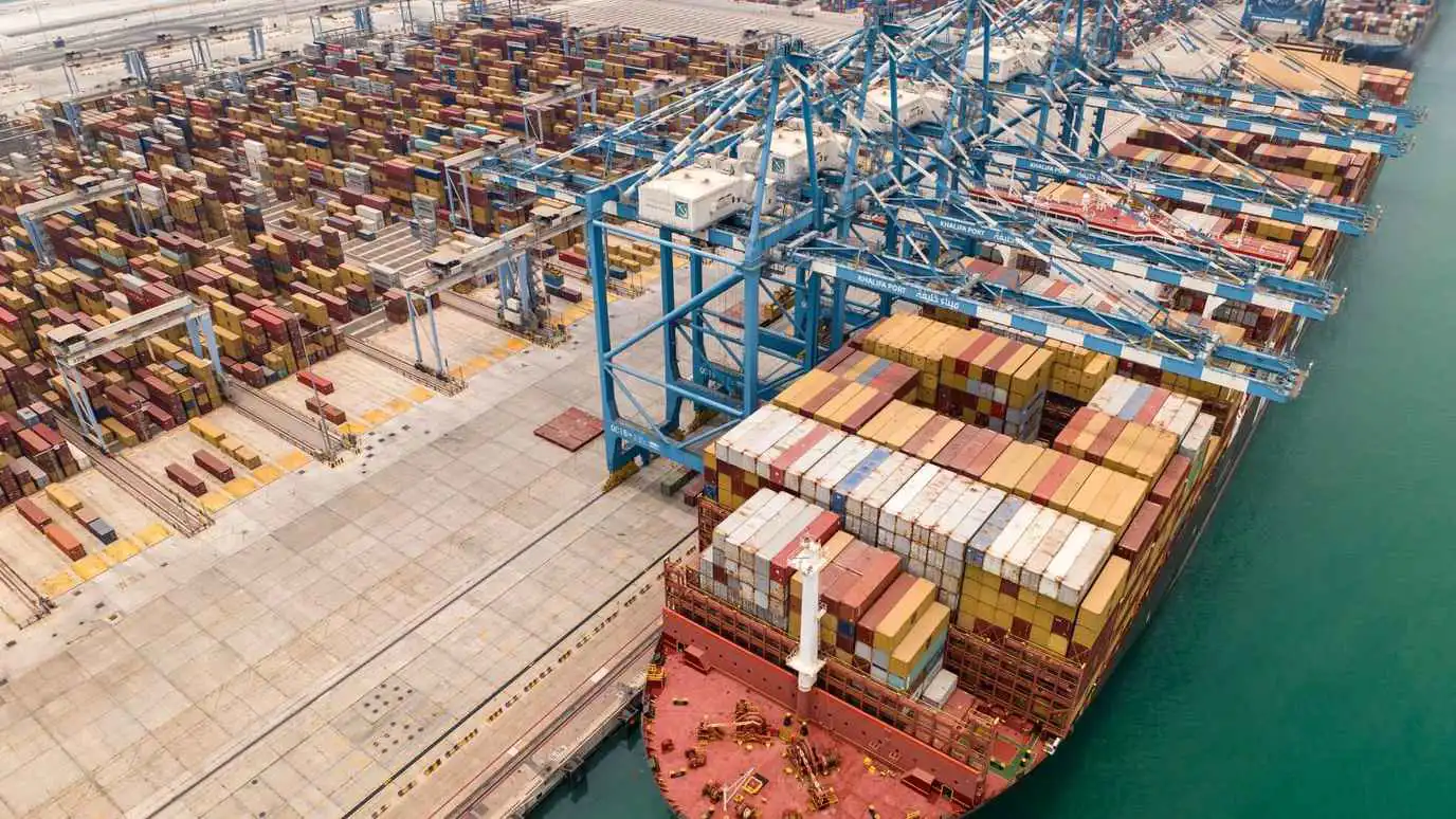 موانئ أبوظبي تؤكد استمرارية الأعمال في ظل التطورات الإقليمية