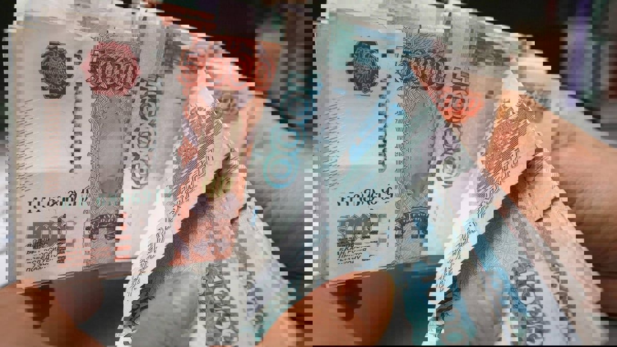 تقرير أمريكي: الروبل الروسي الأفضل أداء عالميًا منذ بداية 2022