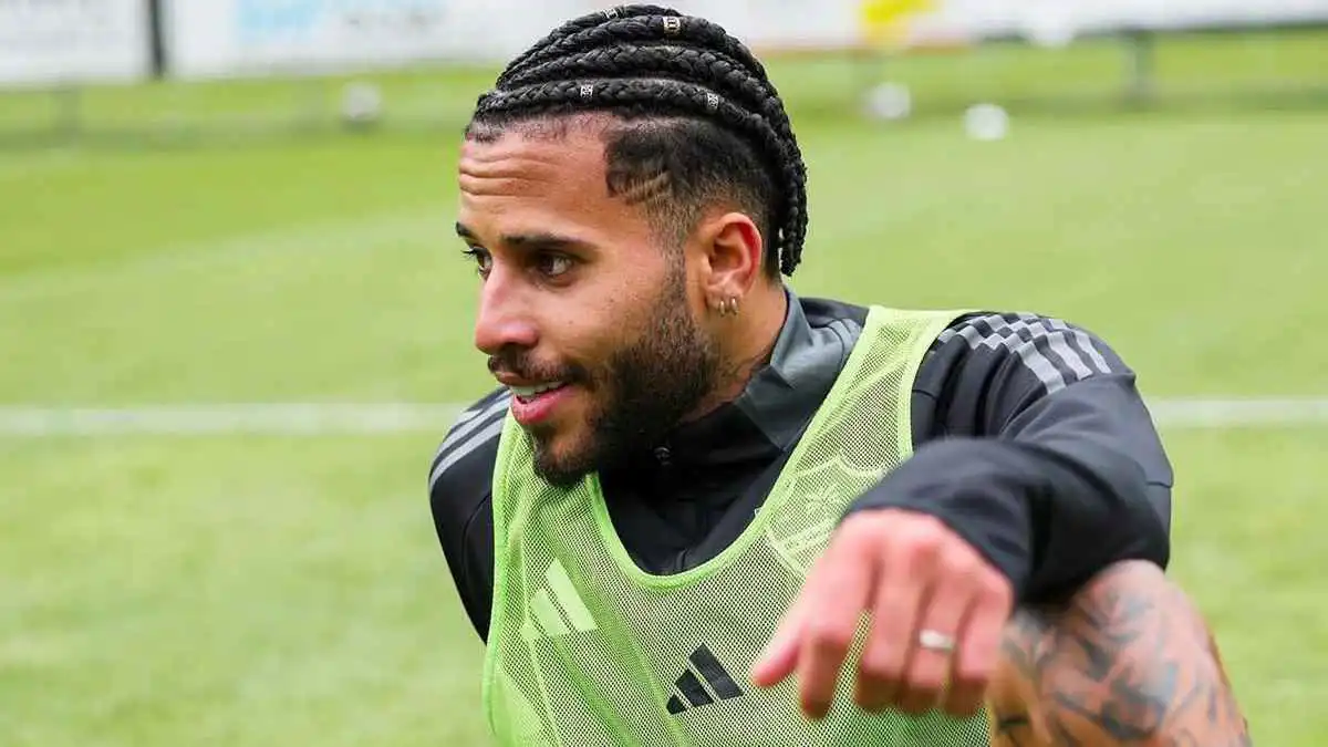 رغم إصابته.. سر انهيال العروض على نجم الأهلي السعودي