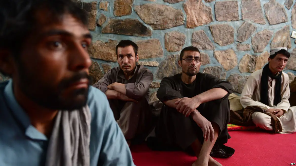 تقرير: إيران تضيق على الأفغان المهاجرين بإيقاف بطاقات الهواتف الجوالة