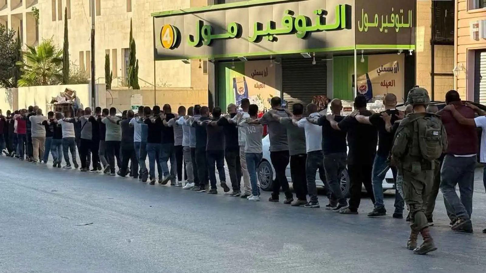 تم اقتيادهم بطوابير.. اعتقال عشرات الفلسطينيين من طولكرم (فيديو وصور)