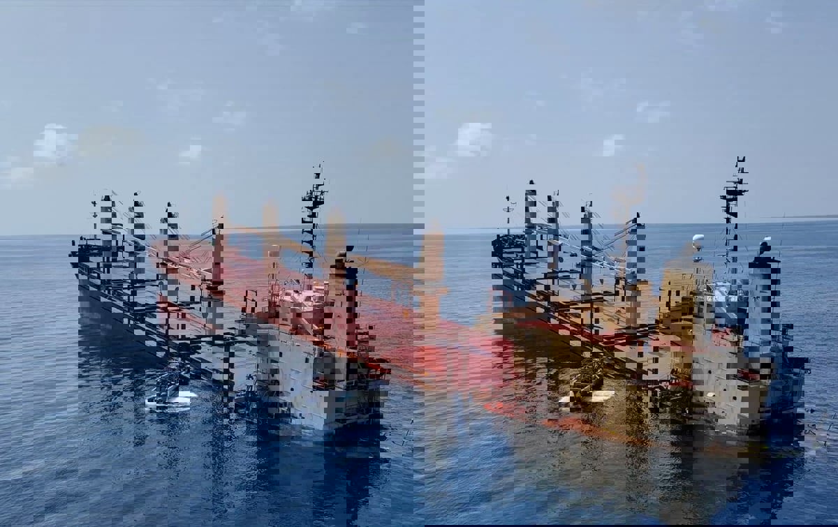 "بلومبيرغ": هجمات الحوثيين وراء تعطل كابلات البحر الأحمر