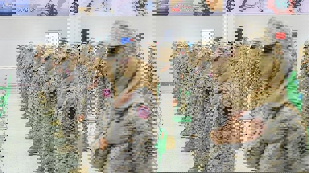 المقاتلة السعودية فريدة اليزيدي تثير الإعجاب في أول ظهور مسلح