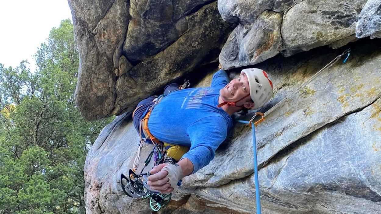 خلال بث مباشر.. متسلق شاب يلقى حتفه على "طريق بحر الأحلام" (صور)