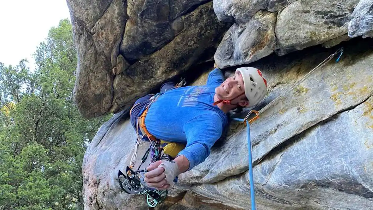 خلال بث مباشر.. متسلق شاب يلقى حتفه على "طريق بحر الأحلام" (صور)