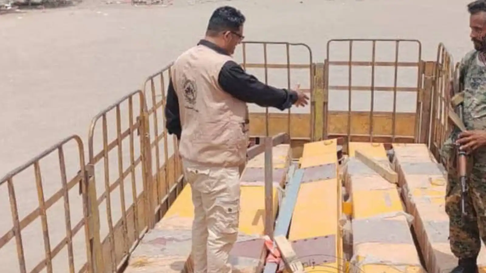 قبل وصولها للحوثيين.. إحباط تهريب معدات موانئ في اليمن (صور)