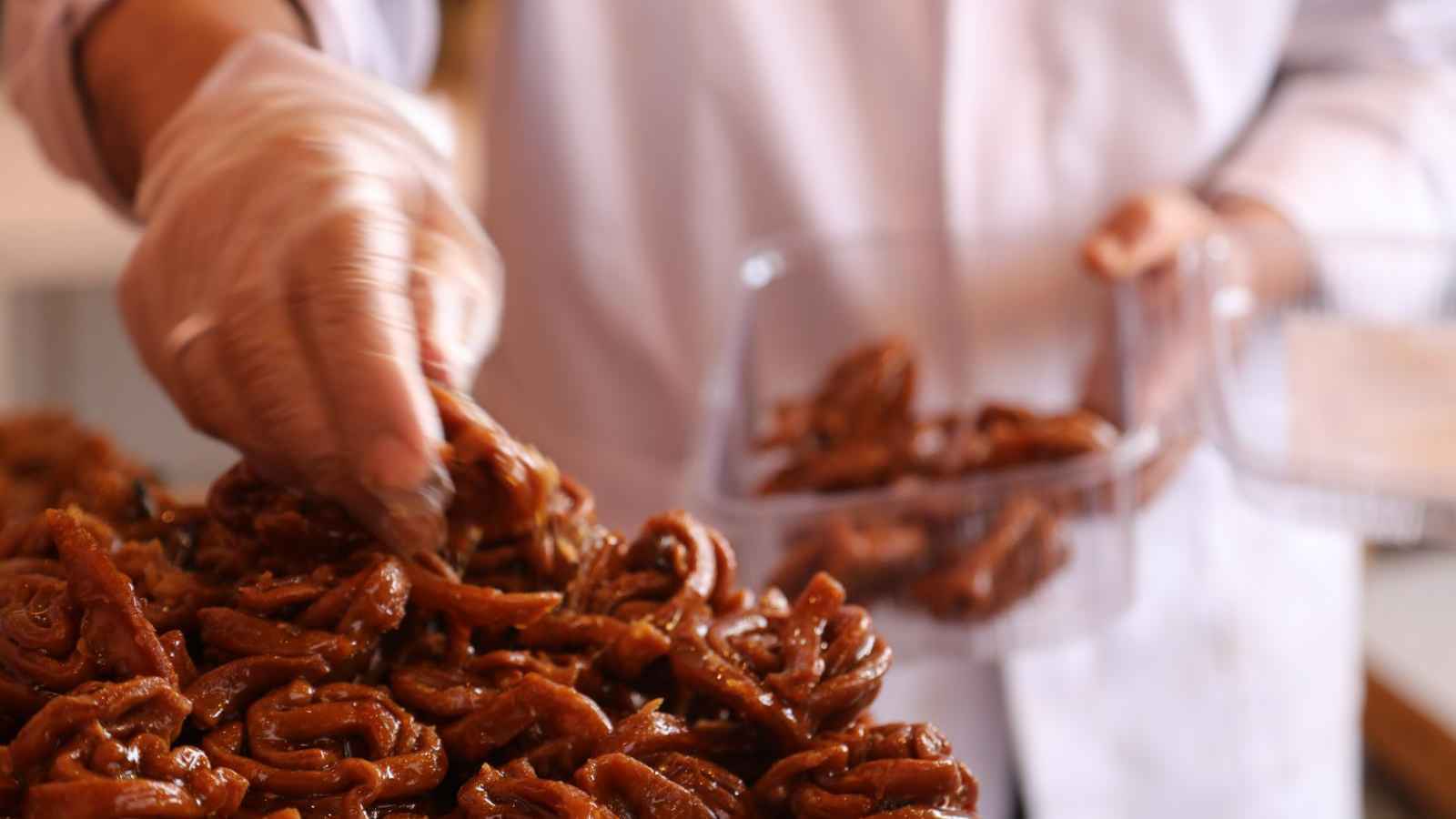 الشّباكية.. الحلوى التي تزيّن موائد الإفطار المغربية في رمضان