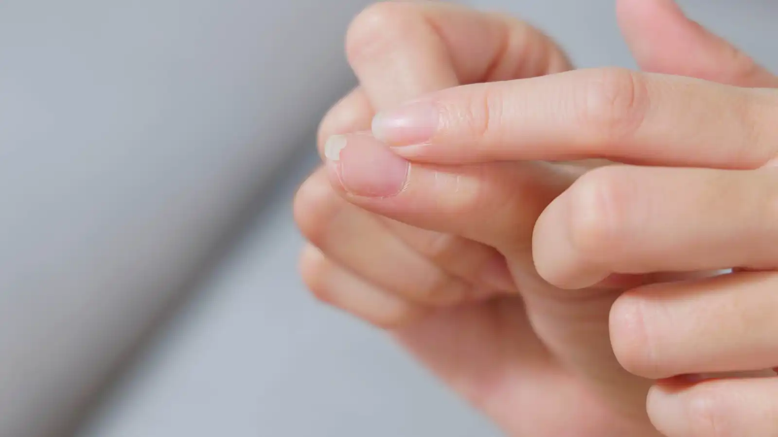 مشكلات صحية خطيرة.. هذا ما تعكسه الأظافر الهشة