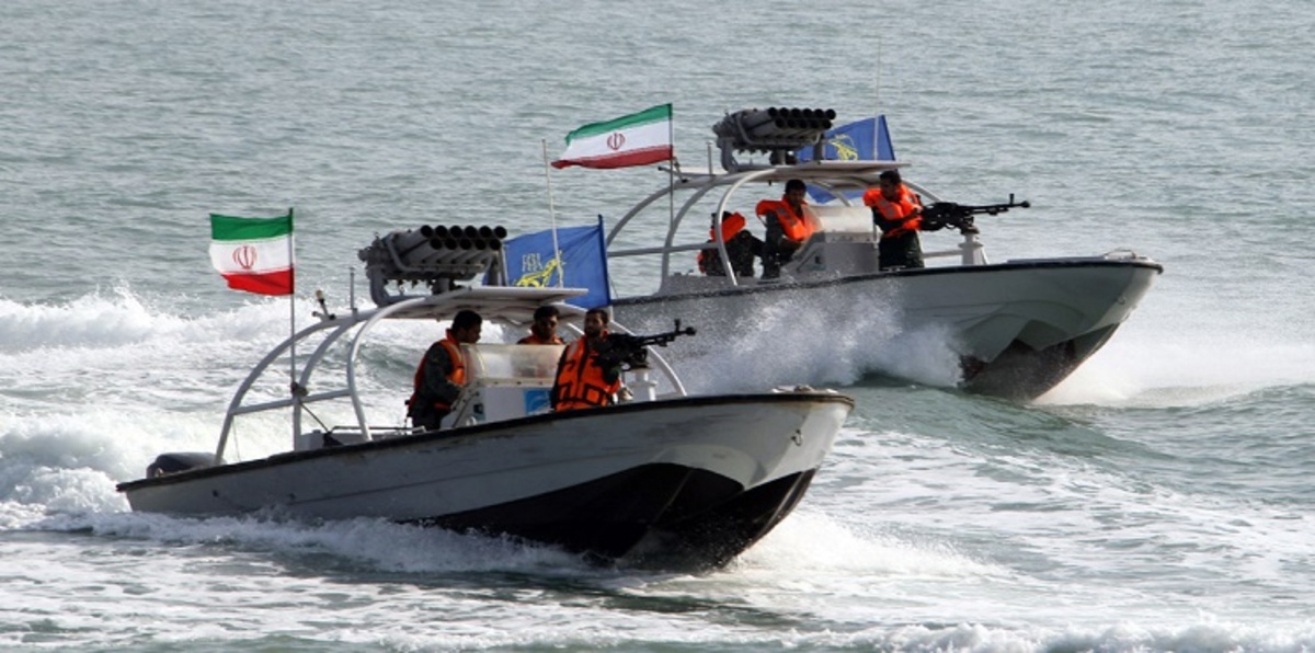 قوارب إيران "المفخخة" بسواحل اليمن تقلق واشنطن وتهدد الملاحة البحرية
