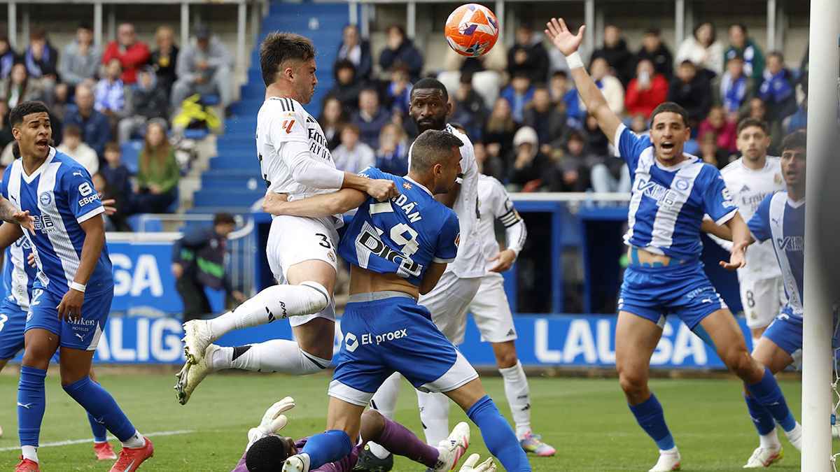 لماذا يتعرض أسينسيو لهتافات عنصرية؟